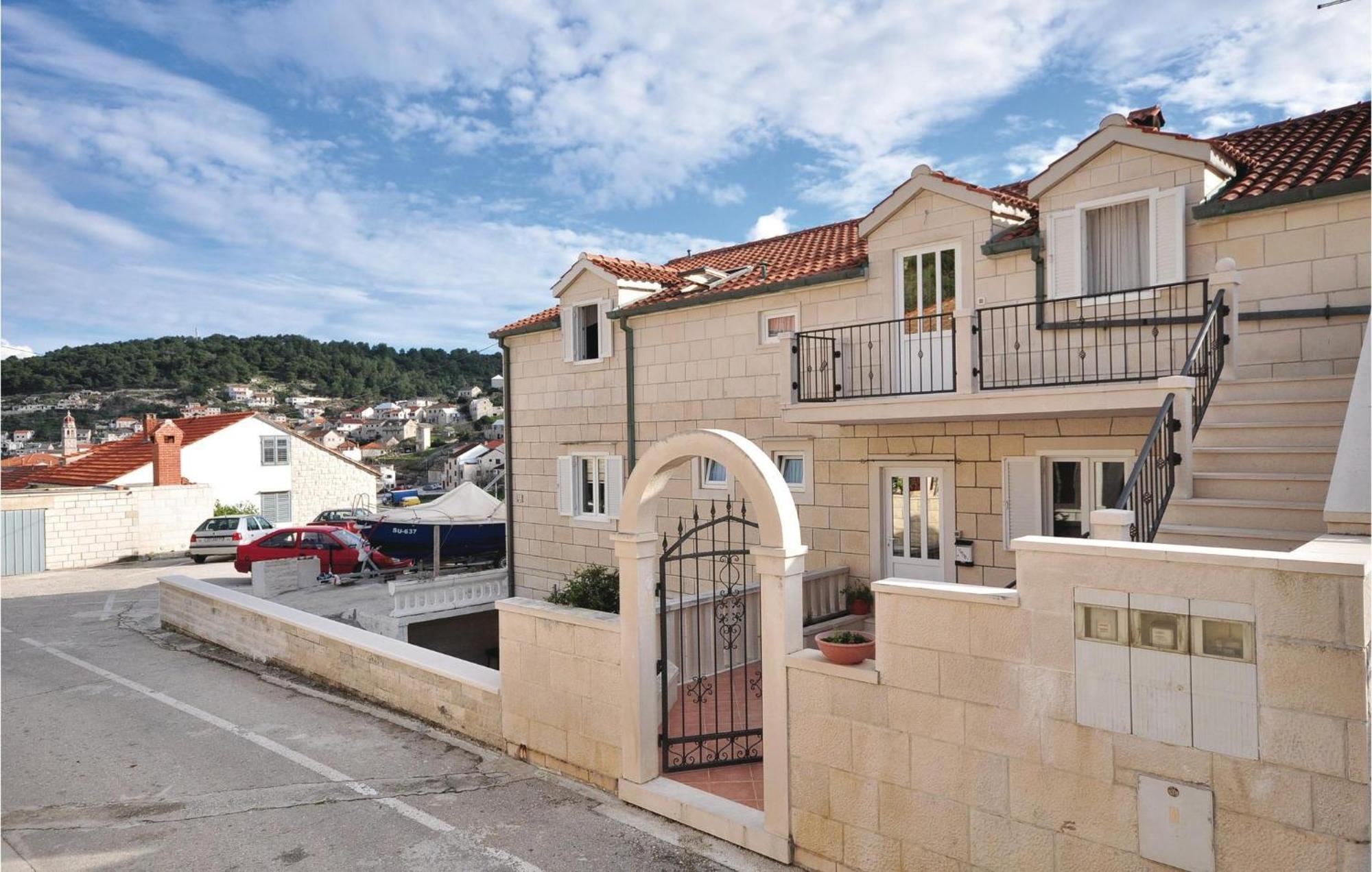 3 Bedroom Awesome Apartment In Pucisca Exterior photo